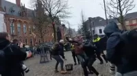 فيديو ..  مسلمون يمنعون رجلًا هولنديًّا من حرق المصحف