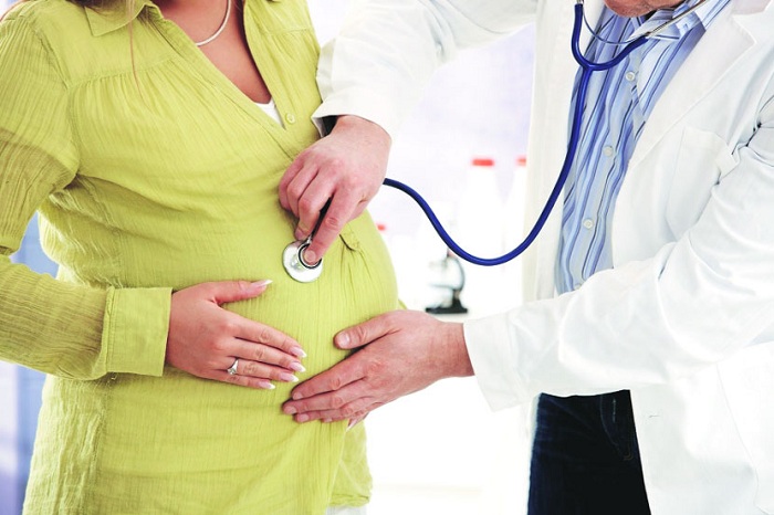 ما حكم أن يولد طبيب امرأة حاملا؟