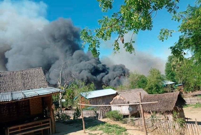  مجلس عسكري ميانمار يحرق قرية بأكملها