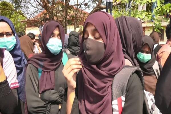  محكمة تؤيد قرار حظر الحجاب بالمدارس 
