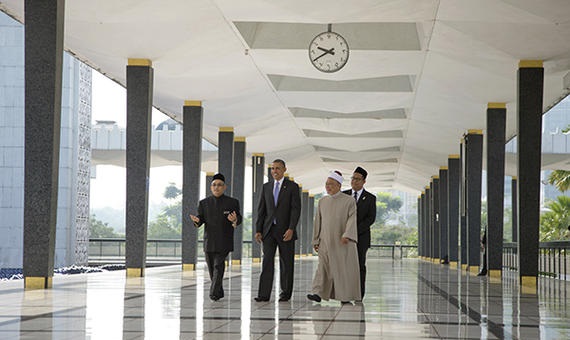 الرئيس الامريكي يزور مسجدا في ماليزيا