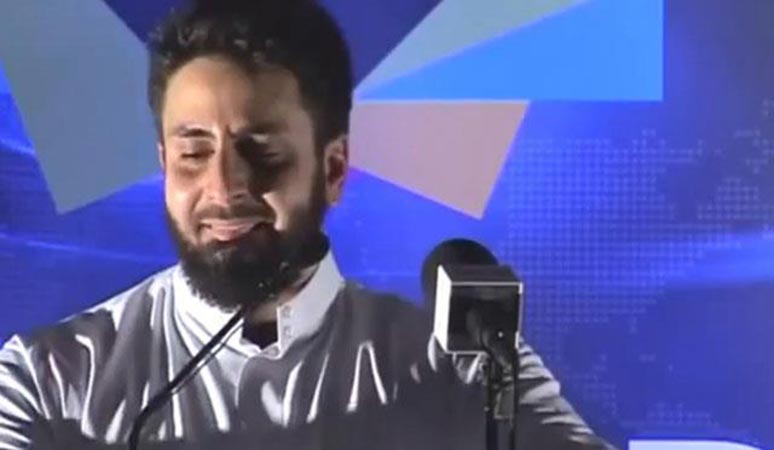 مشهد مؤثر لشاب يبكي  لرفض والديه الإسلام  ..  فيديو