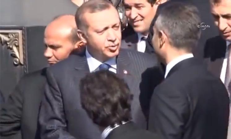 بالفيديو ..  أردوغان يؤدي صلاته أمام عتبة المسجد بسبب تأخره