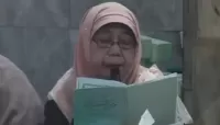 فيديو يوثق لحظة وفاة سيدة أثناء ختمها القرآن 
