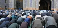 إمام مسجد يصلي على كرسي فما حكم صلاته ومن يصلي خلفه